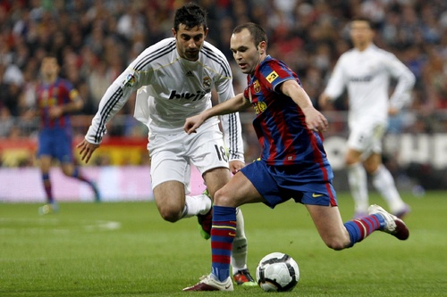 El ganador del Balón de Oro 2010 saldrá de la terna formada por Andrés Iniesta (Der.), Xavi Hernández y Lionel Messi. (EFE)