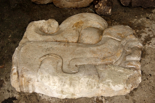 Zona. Esculturas con forma de cabeza de serpiente, que hace mil 500 años formaron parte del Juego de Pelota de Toniná, Chiapas.  EL UNIVERSAL
