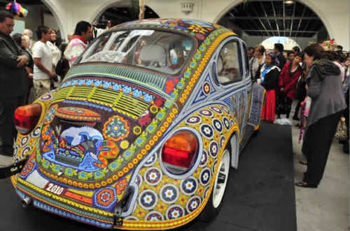 Dos familias indígenas trabajaron durante siete meses sobre un VW Sedán, sobre el que colocaron más de dos millones de cuentas de colores para formar figuras alusivas a su cultura. (EFE)