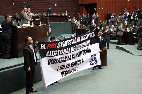 Protesta. Diputados del PAN acusan a legisladores locales del PRI de 'secuestrar' al Instituto Electoral de Querétaro.