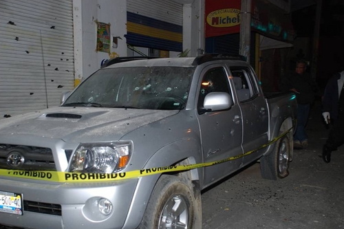 Ataque. 11 personas muertas y al menos 30 heridos es el saldo de un ataque a asistentes a la fiestas de la Virgen de Guadalupe en Jalisco.  EL UNIVERSAL