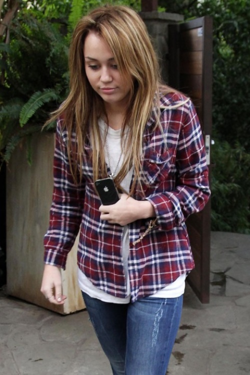 Captan a Miley drogándose