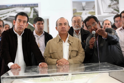 El presidente Felipe Calderón Hinojosa, acompañado del gobernador Humberto Moreira, supervisa la construcción de la Escuela de Sistemas de la Universidad Autónoma de Coahuila. 