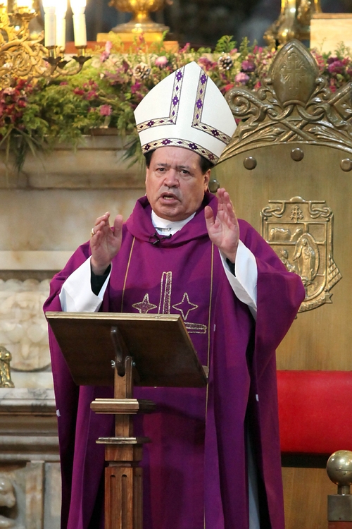 Misa. El cardenal Norberto Rivera Carrera, en la misa dominical.  EL UNIVERSAL