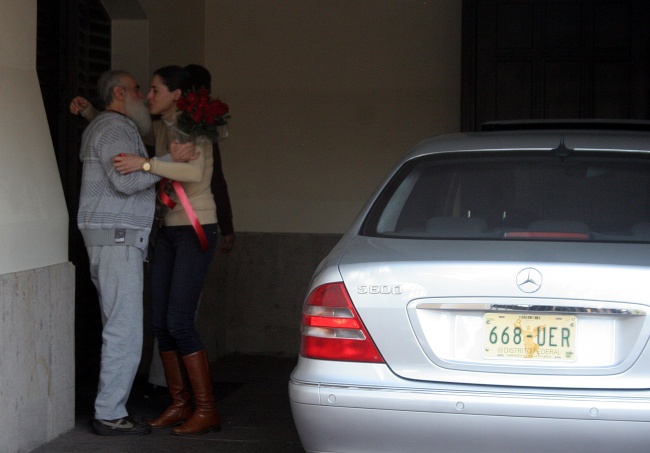 De regreso a casa. Diego Fernández de Cevallos es recibido por su esposa, luego de siete meses de cautiverio. Hoy, en la ciudad de México. (Notimex)
