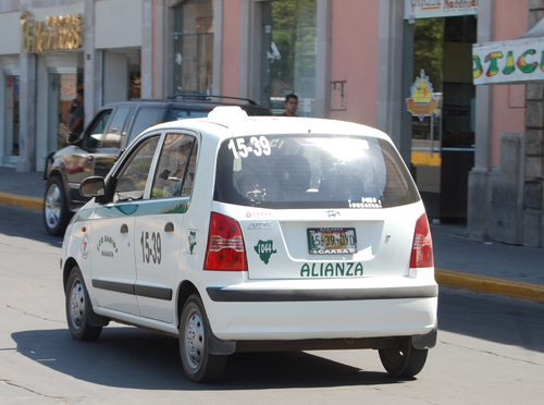 Irregulares. Taxis de Gómez Palacio circulaban en Durango.