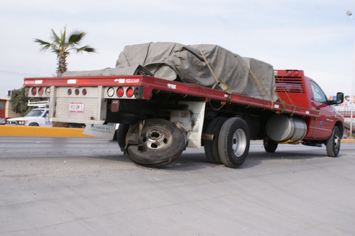 Se va. Voló la llanta delantera de un tráiler en Peri.