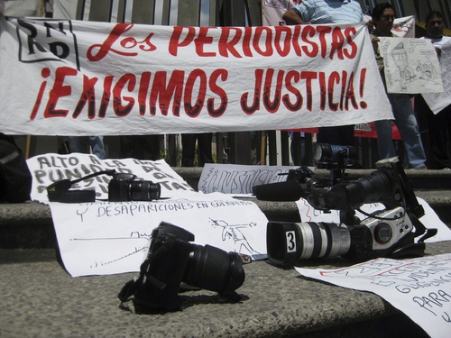 Muertes. Fotografía del 5 de julio durante una protesta de periodistas en Chilpancingo, Guerrero, para exigir se aclaren los asesinatos que han ocurrido en el estado contra los comunicadores.  EFE
