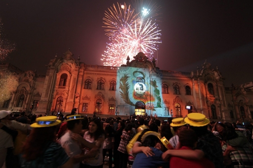 Felicidad. Miles de limeños celebran en el Patio de Honor del Palacio de Gobierno de Lima, Perú, tras la llegada del Año Nuevo. Festejos. Una persona lanza un cohete en la Plaza Altamira de Caracas, Venezuela, tras la llegada del año nuevo.