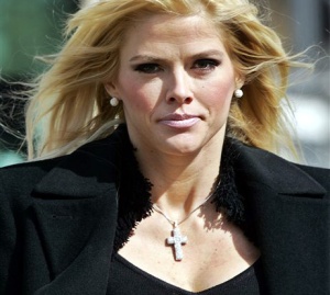 Los fiscales en el caso de Anna Nicole Smith le pidieron al juez que en lugar de enviar a la cárcel a la psiquiatra y al ex novio de la ex conejita de Playboy, los castigue con libertad condicional por un delito mayor. (AP)