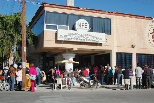 Renuevan credencial. Desde temprano hacen filas para renovar su credencial 03 en el IFE.  EL SIGLO DE TORREÓN / CLAUDIA LANDEROS 