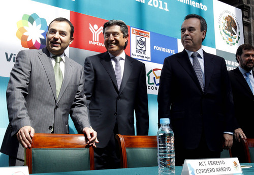 Impulso. El presidente de la Asociación de Bancos de México, Ignacio Deschamps y el director de INFONAVIT, Víctor M. Borras.