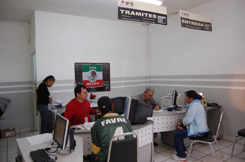 Más trámites. En lo que va de la semana se incrementaron las citas en el módulo siete del IFE en San Pedro. Asimismo, se anunció que el sábado estará abierto hasta las 00:00 horas.   EL SIGLO DE TORREÓN / EDITH FRAIRE