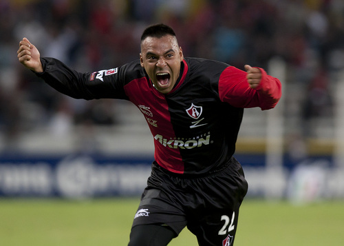 El atlista Édgar Pacheco celebra la primera anotación del encuentro anoche entre los Rojinegros y los Gallos Blancos. (Jammedia)