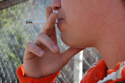 Jóvenes fumadores.  Empiezan a fumar cada vez a más temprana edad, sin saber los daños que ocasionan en su salud.