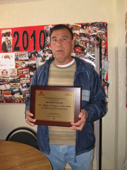 Rubén 'Charro' Avitia, fue galardonado ayer por el municipio de Torreón, ello por su fructífera trayectoria dentro del futbol profesional y su aporte al deporte amateur, donde comparte sus conocimientos con niños y jóvenes.