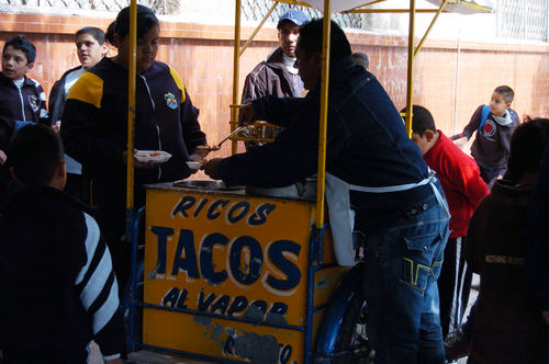 Riesgo. Para evitar enfermedades, es necesario no comer alimentos en la calle.