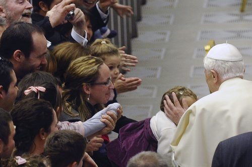 Uso razonable. El Papa Benedicto XVI recomendó hacer un uso razonable de las redes sociales.  EFE