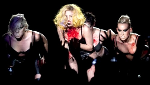 Perfume de Gaga olerá a sangre y semen