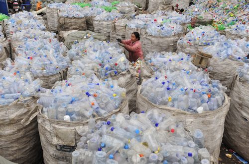 En México. Las botellas de PET, es decir, de polietireno, son una alternativa para la construcción de una casa completa o parte de ellas, desde muebles. A la semana van a dar a la calle cinco mil toneladas.