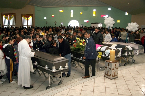 Dolor. Imagen de archivo de la misa de cuerpo presente y sepelio de los alumnos que fallecieron a manos de un comando armado en la colonia Villas de Salvárcar, en Ciudad Juárez, Chihuahua.  ARCHIVO