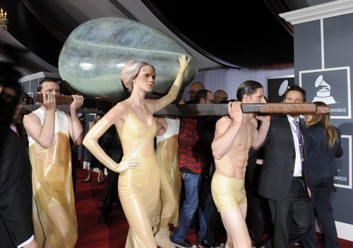 Lady Gaga llegó en un capullo a la alfombra roja de la gala. (EFE) 