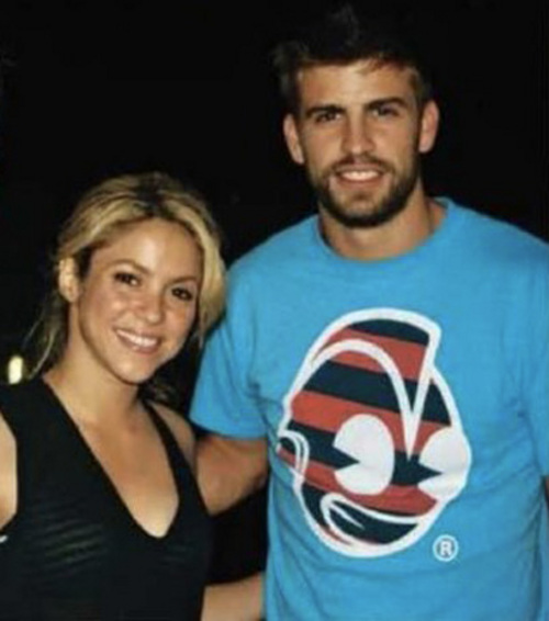 Una guerra de paparazzis para conseguir el tan aclamado beso entre la colombiana y el futbolista. (Archivo)