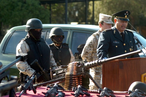 El Ejercito informó del decomiso de un arsenal que incluye un fusil barret calibre 50 milímetros, utilizados para el derrumbe de helicópteros, así como reportaron la detención de dos sujetos relacionados con los actos. (ARCHIVO)
