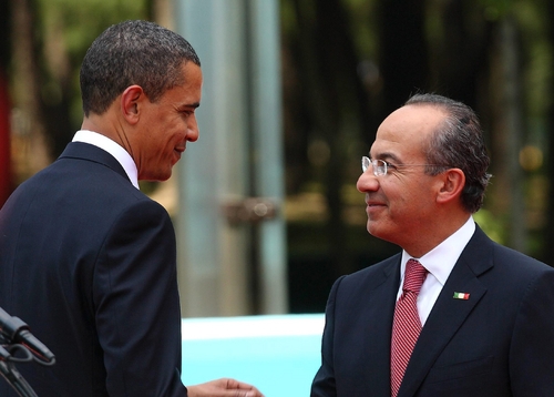 Encuentro. Fotografía del 16 de abril de 2009 que muestra al presidente de Estados Unidos, Barack Obama y a su homólogo de México, Felipe Calderón.  EFE