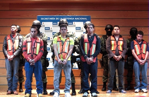 Detención. La Secretaría de la Defensa Nacional presentó anoche a Julián Zapata Espinosa, 'El Piolín' (centro amarillo), como presunto líder de una célula de sicarios en San Luis Potosí, y como posible autor del asesinato del agente de aduanas de Estados Unidos.  EL UNIVERSAL