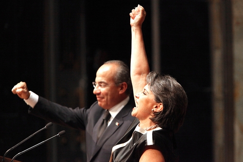 Festejo. El presidente Felipe Calderón y la directora del Instituto Politécnico Nacional (IPN), Yoloxóchitl Bustamante, durante la ceremonia conmemorativa del 75º aniversario de dicha institución académica, la mañana de ayer en el Palacio de Bellas Artes.