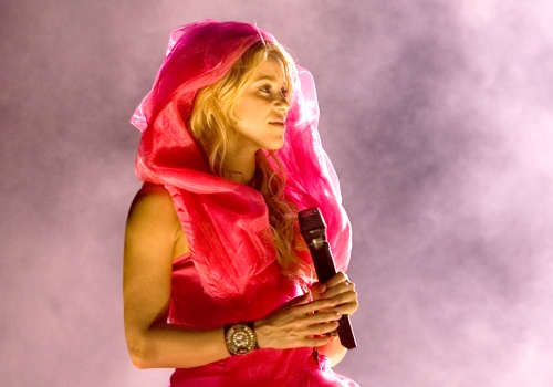 'Buenas noches Asunción', dijo Shakira, luego de interpretar 'Pienso en ti', con la que inició el recital vestida con una capa rosa.