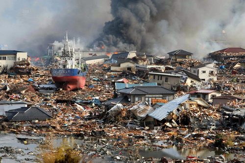 Devastación. En un 'mar' de escombros se convirtió la localidad de Kisenuma en la región de Miyagi, luego del sismo y el tsunami.  EFE