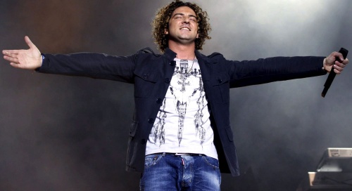 Acusan al cantante de hacer promoción de un concierto en medio de los mensajes por el terremoto en Japón.