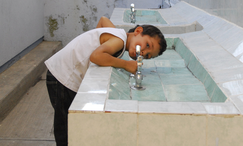 Pura. El agua de la red pública se encuentra en los niveles óptimos de cloración; por lo tanto, no hay riesgo de enfermedades si se bebe.  ARMANDO ACEVEDO / EL SIGLO DE DURANGO