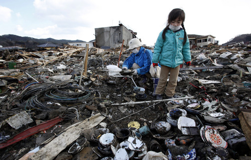 AP Inician búsqueda. Tokiko Takada y su nieta Mai buscan sus pertenencias dentro de los escombros de su casa destruida por el Tsunami y el sismo del pasado 11 de marzo, de su familia, sólo ellas sobrevivieron. 