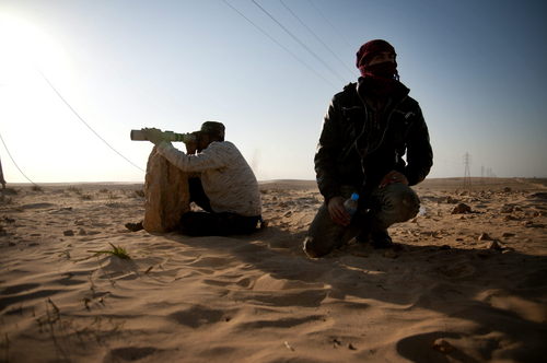 En guerra. Soldados rebeldes libios monitorean las fuerzas leales a Muamar el Gadafi  que ayer con la intervención de los aliados y la OTAN se debilitó.