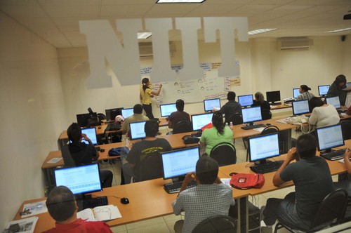Educación. En el parque industrial Las Américas, los alumnos del NIIT reciben actualmente los cursos de programación con expertos en Tecnologías de Información. 