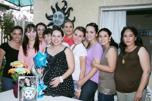 Angélica Torres de Vargas acompañada de un grupo de amistades que acudieron a su fiesta de regalos para bebé. 