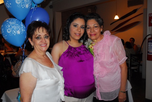Alicia Ceniceros junto a las anfitrionas de su festejo: Rocío Pérez y Alicia Escobedo. 