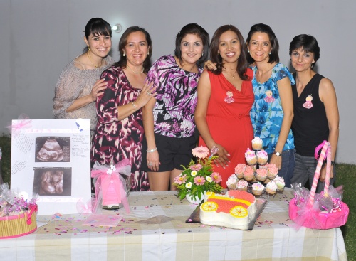 Carmen Hernández de Peza en compañía de algunas amistades que acudieron a felicitarla por el cercano nacimiento de su tercer bebé. 