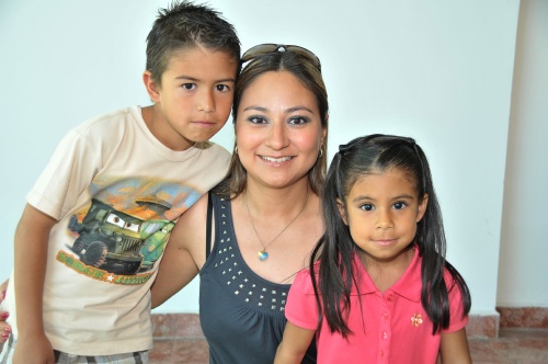Miriam Taboada de García con sus pequeños Diego y Victoria García Taboada. 