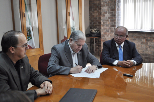 Colaboración. La Ibero y la OCC firmaron un convenio para dar servicio de bolsa de trabajo a los alumnos.  EL SIGLO DE TORREÓN / FABIOLA P. CANEDO