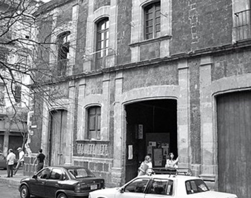 Localizada en la esquina que forman las calles de República de Chile y Belisario Domínguez, en la Ciudad de México, apreciamos la casa-palacio de los Marqueses de Aguayo y Santa Olalla.