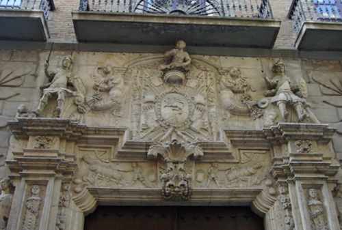 Vista del elegante frontispicio del Palacio de los Marqueses de Aguayo, en Pamplona, donde se aprecia el labrado en piedra de guerreros, los que evocan la trayectoria militar de los primeros marqueses en el norte de la Nueva España.