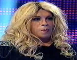 Rodolfo Burgos se presentó en la televisión de su país con peluca rubia, maquillado y depilado para parecerse más a la colombiana. (Imagen tomada del video)