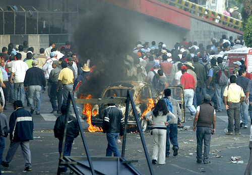 Integrantes del SME incendiaron por lo menos cuatro vehículos. (EFE) 