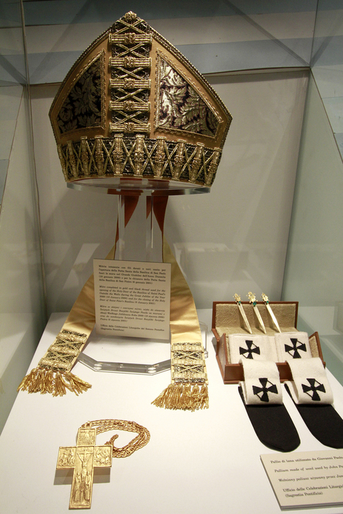 Exposición. En el Vaticano se inauguró la exposición Juan Pablo II, que estará abierta del 29 de abril al 24 de julio del 2011. 