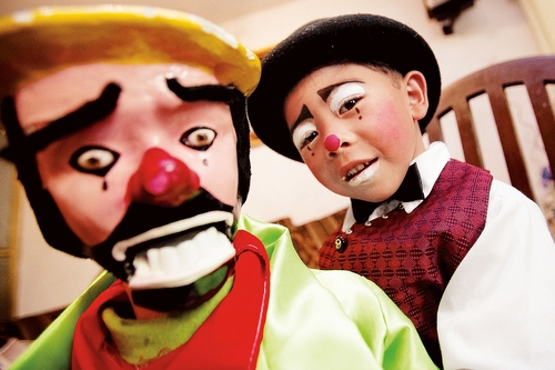 Destreza.Harry Sebastián Ramírez, 'Garabatito', el payaso más pequeño de México, a sus cuatro años de edad gana cincuenta pesos por función. Este niño aún mira la vida desde abajo por su estatura, pero 'se la rifa' como un gigante, según su abuelo, el payaso musical Garabato.