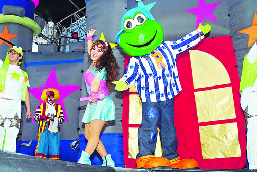 La acompañan. Personajes como Pimpón y La Ranita, acompañaron a ‘La Reina de los Niños’ en su show en la Comarca.